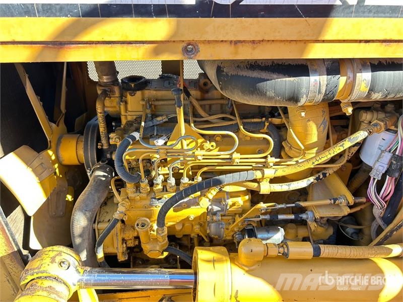 CAT D5C Series lll بلدوزرات مجنزرة
