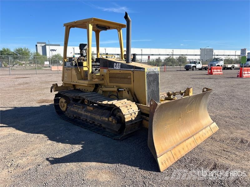 CAT D5C Series lll بلدوزرات مجنزرة