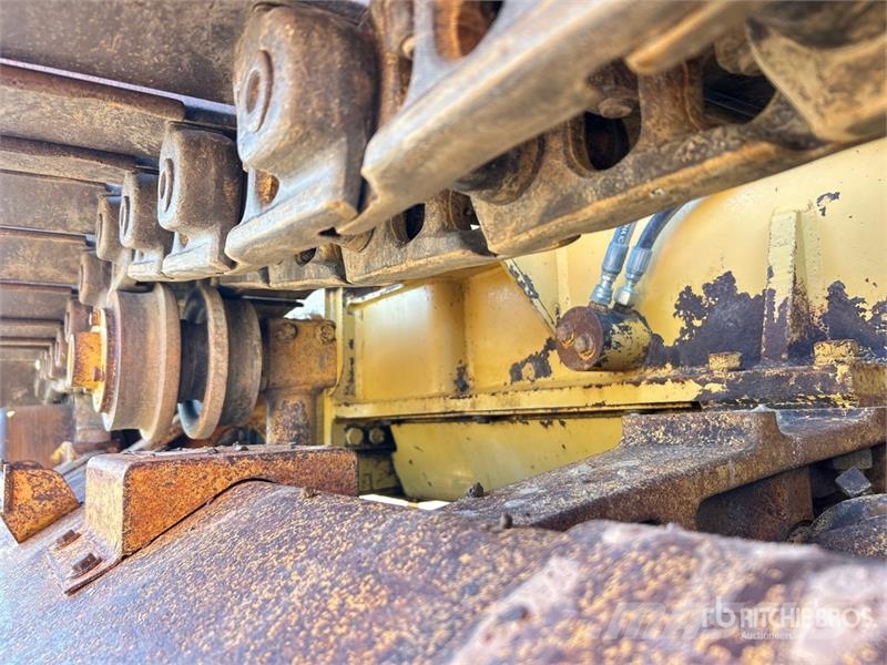 CAT D5C Series lll بلدوزرات مجنزرة