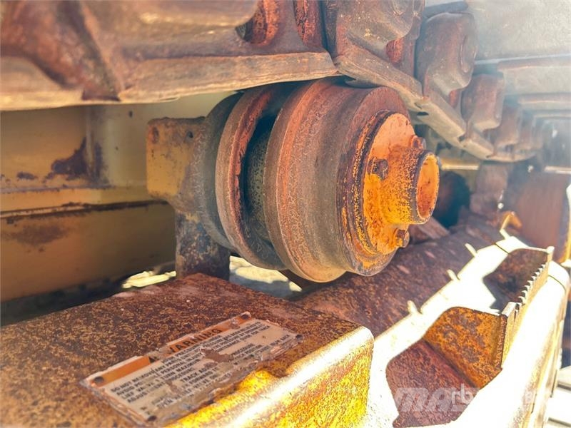 CAT D5C Series lll بلدوزرات مجنزرة