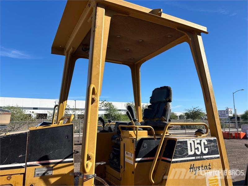 CAT D5C Series lll بلدوزرات مجنزرة