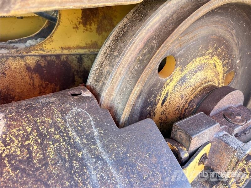 CAT D5C Series lll بلدوزرات مجنزرة