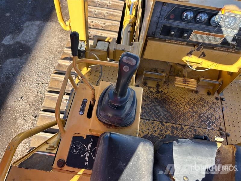 CAT D5C Series lll بلدوزرات مجنزرة