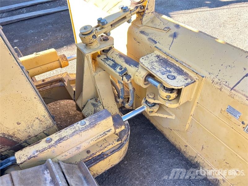 CAT D5C Series lll بلدوزرات مجنزرة