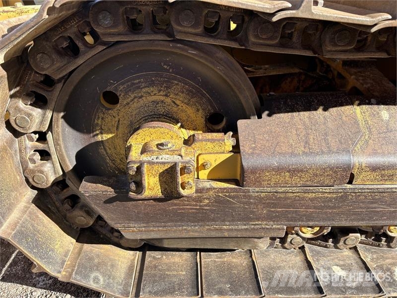 CAT D5C Series lll بلدوزرات مجنزرة
