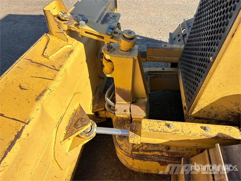 CAT D5C Series lll بلدوزرات مجنزرة