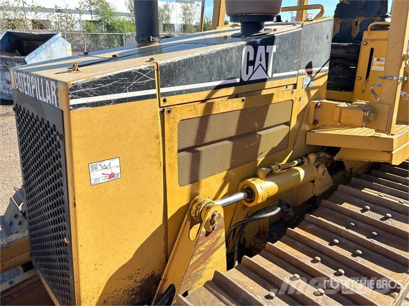 CAT D5C Series lll بلدوزرات مجنزرة