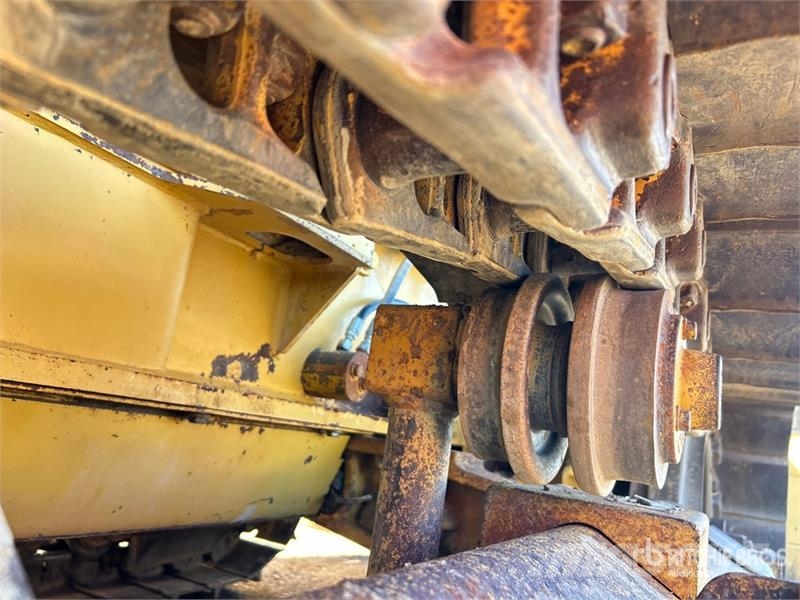 CAT D5C Series lll بلدوزرات مجنزرة
