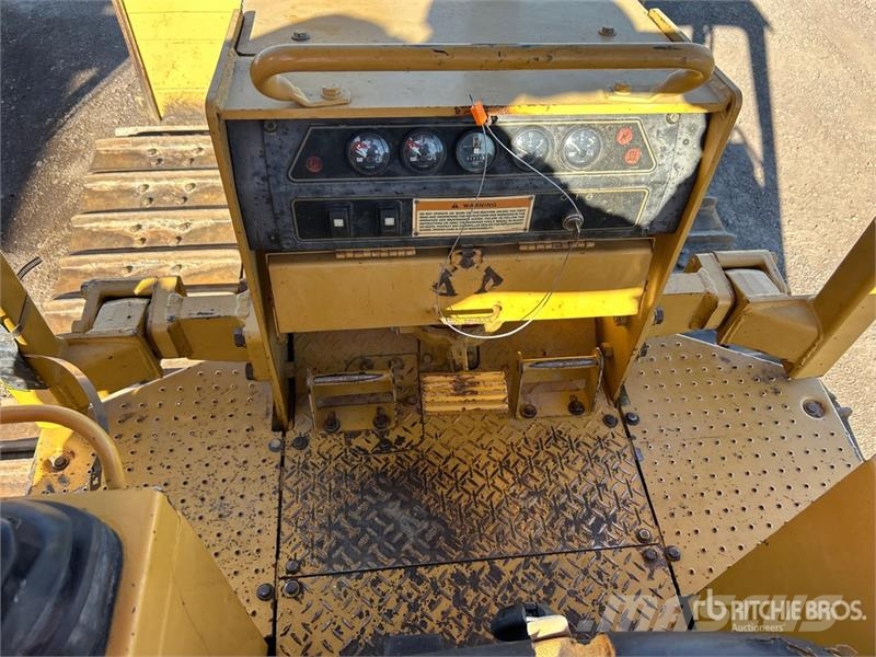 CAT D5C Series lll بلدوزرات مجنزرة