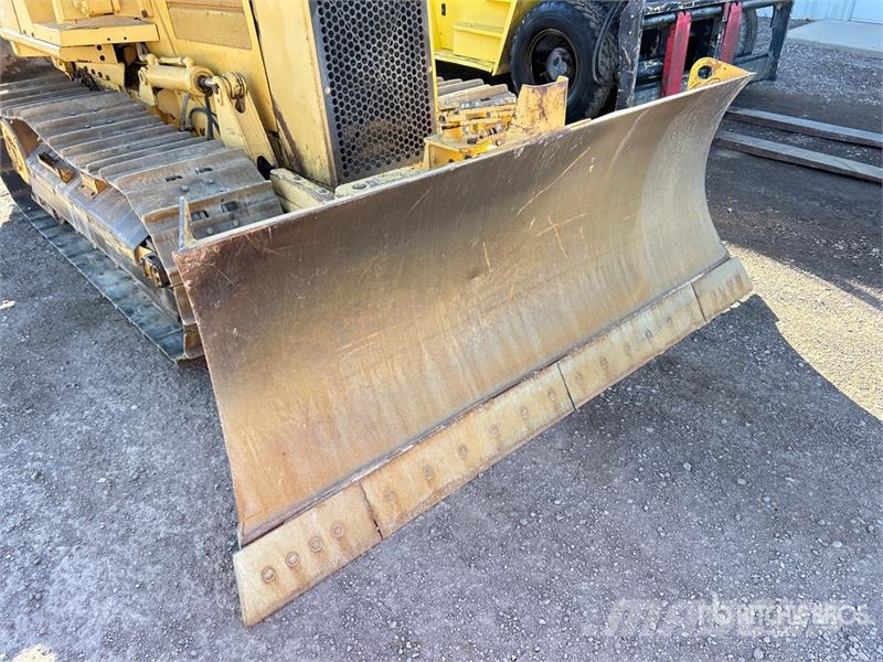 CAT D5C Series lll بلدوزرات مجنزرة