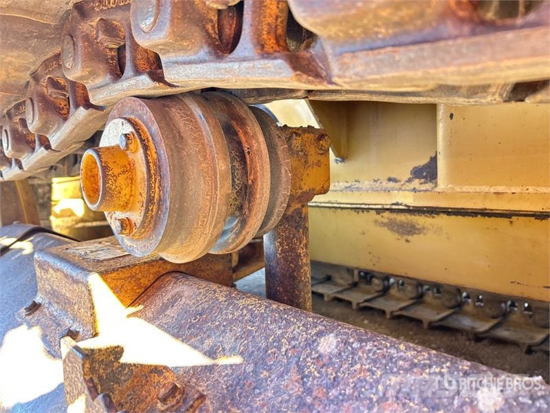 CAT D5C Series lll بلدوزرات مجنزرة