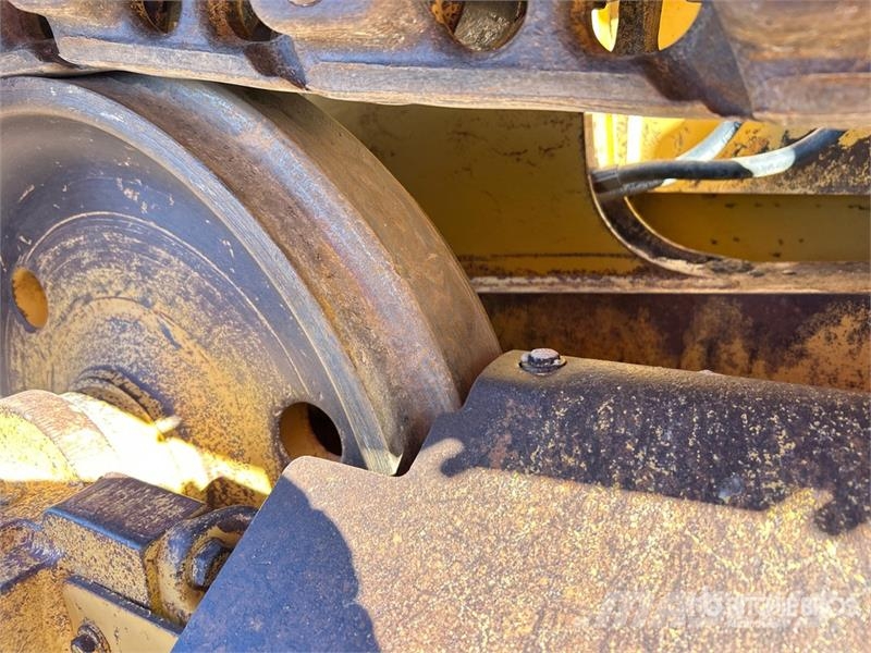 CAT D5C Series lll بلدوزرات مجنزرة