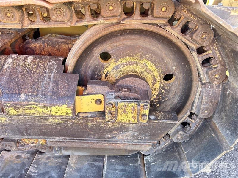 CAT D5C Series lll بلدوزرات مجنزرة