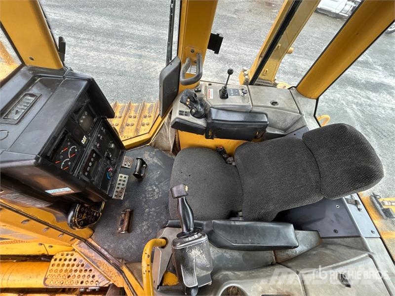 CAT D6N XL Buldožeri guseničari