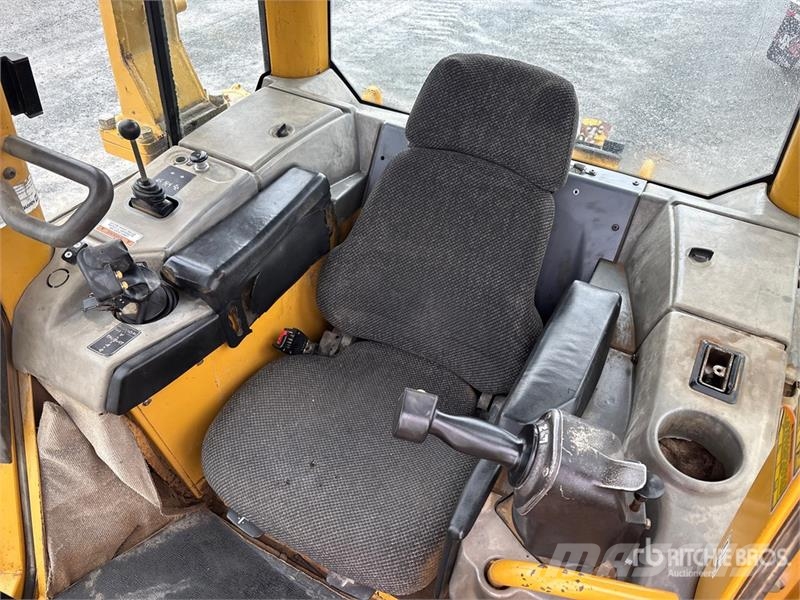 CAT D6N XL Buldožeri guseničari