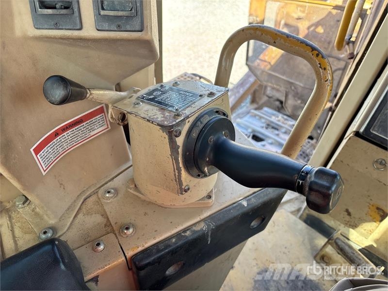 CAT D9R بلدوزرات مجنزرة