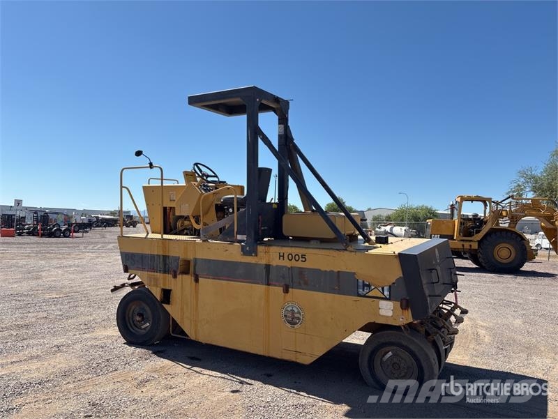 CAT PS-130 Pneumatic tired rollers