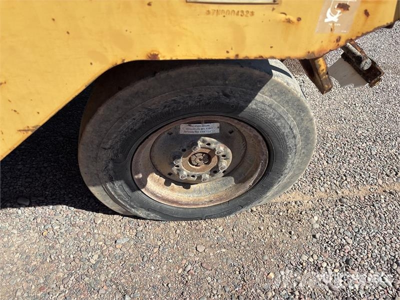 CAT PS-130 Pneumatic tired rollers
