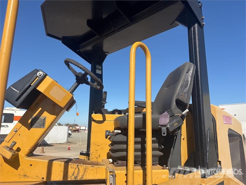 CAT PS-150C Kolesni valjarji s pnevmatikami