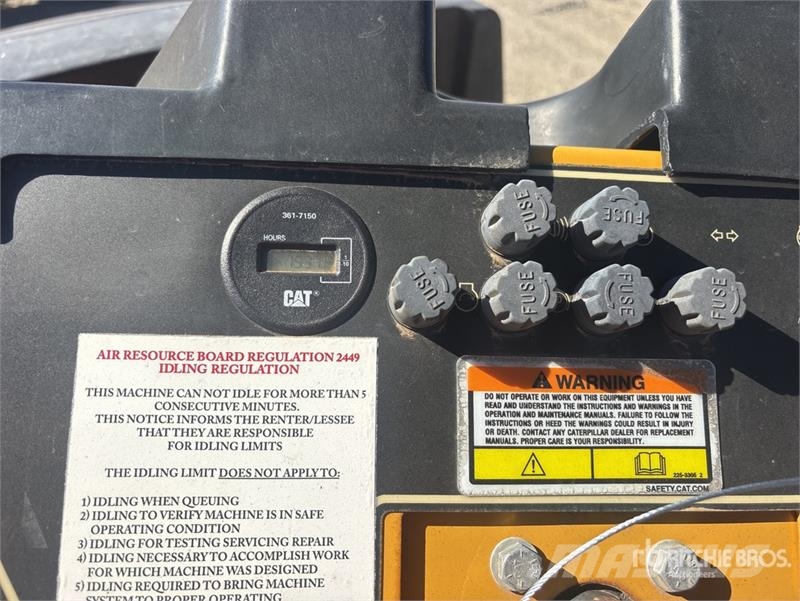 CAT PS-150C Kolesni valjarji s pnevmatikami