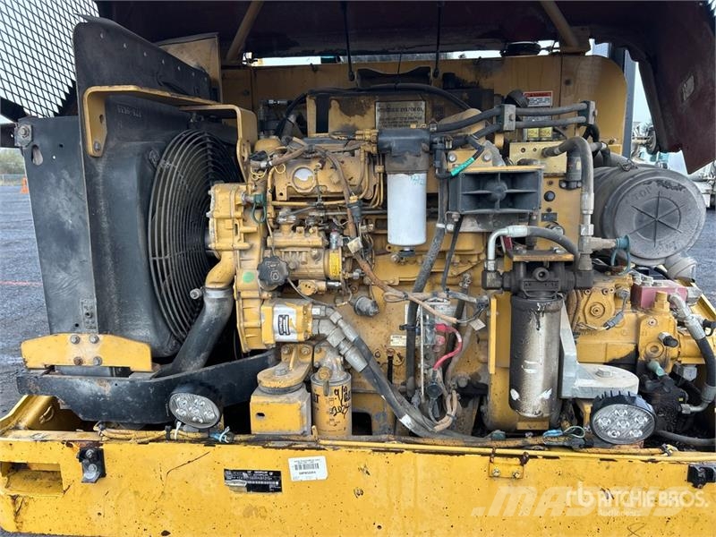 CAT PS-150C 膠輪滾壓機