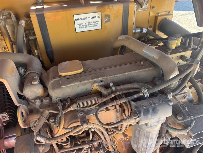CAT PS-150C Kolesni valjarji s pnevmatikami