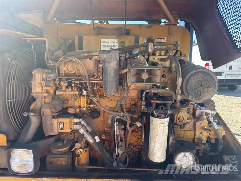 CAT PS-150C Kolesni valjarji s pnevmatikami