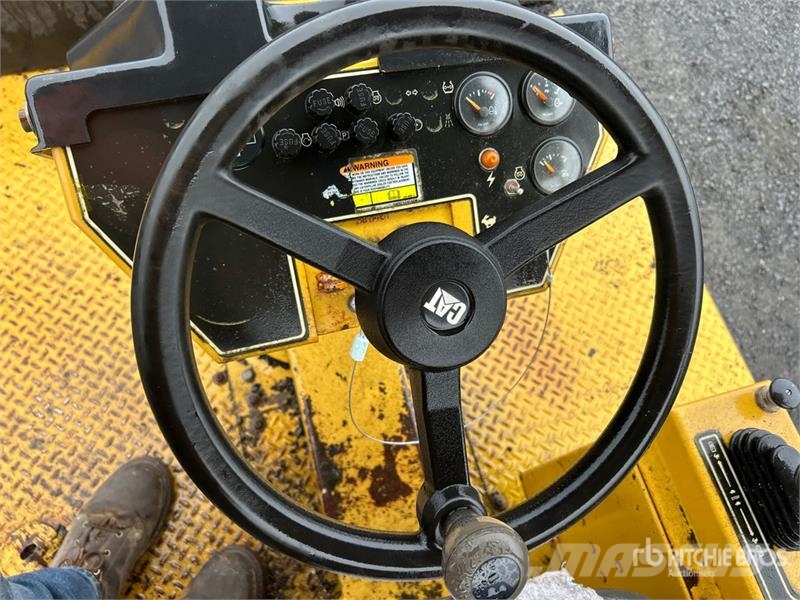 CAT PS-150C 膠輪滾壓機