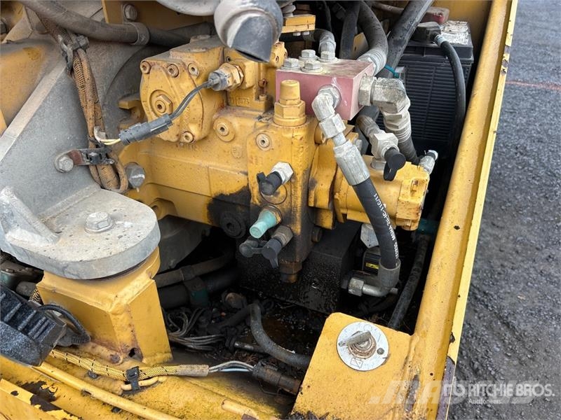 CAT PS-150C 膠輪滾壓機