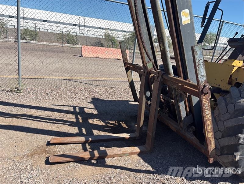 CAT R60 6000 lb 4x2 Rough Terrain Forklift Carretillas elevadoras todo terreno
