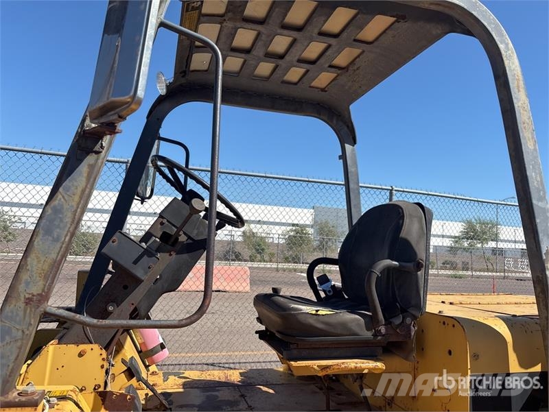 CAT R60 6000 lb 4x2 Rough Terrain Forklift Carretillas elevadoras todo terreno