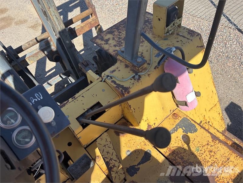 CAT R60 6000 lb 4x2 Rough Terrain Forklift Carretillas elevadoras todo terreno