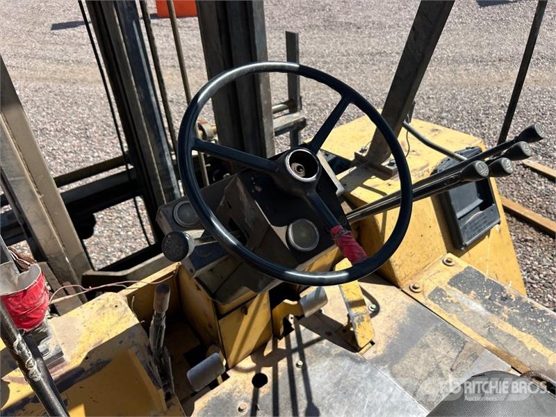 CAT R80 8000 lb 4x2 Rough Terrain Forklift Vanterenski viljuškar