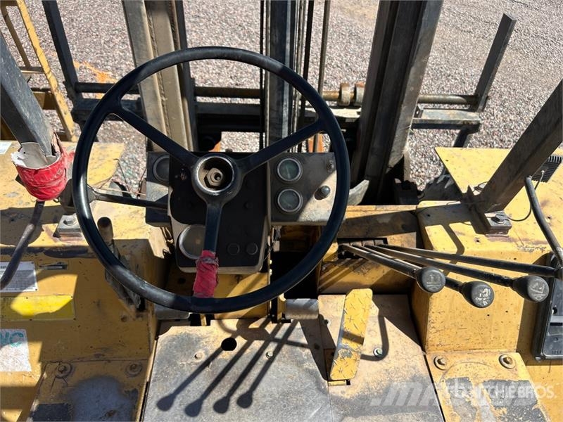 CAT R80 8000 lb 4x2 Rough Terrain Forklift Vanterenski viljuškar