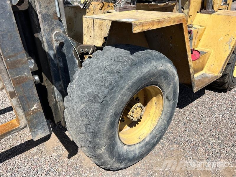CAT R80 8000 lb 4x2 Rough Terrain Forklift Vanterenski viljuškar