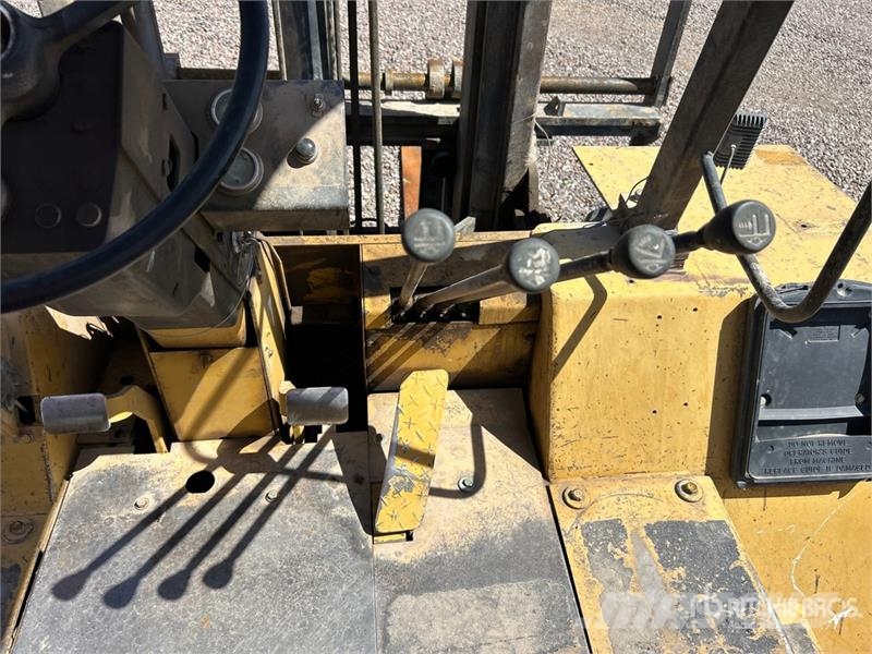 CAT R80 8000 lb 4x2 Rough Terrain Forklift Vanterenski viljuškar