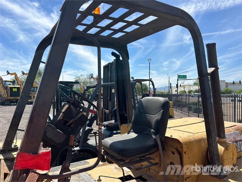 CAT R80 8000 lb 4x2 Rough Terrain Forklift Vanterenski viljuškar