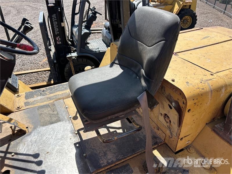 CAT R80 8000 lb 4x2 Rough Terrain Forklift Vanterenski viljuškar
