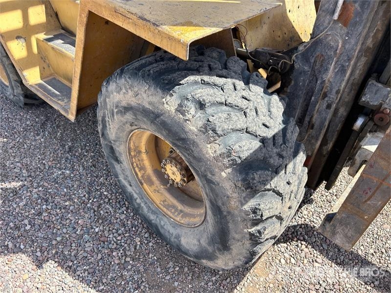 CAT R80 8000 lb 4x2 Rough Terrain Forklift Vanterenski viljuškar