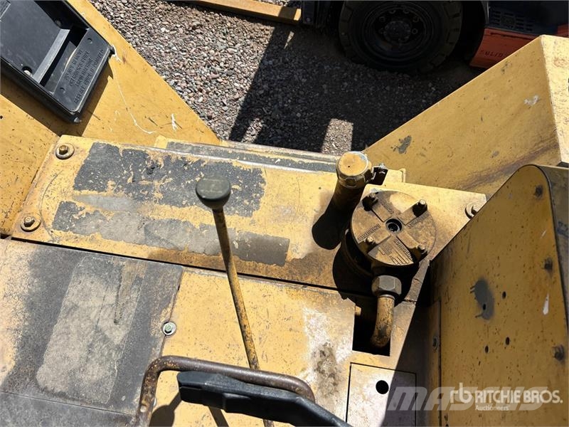 CAT R80 8000 lb 4x2 Rough Terrain Forklift Vanterenski viljuškar