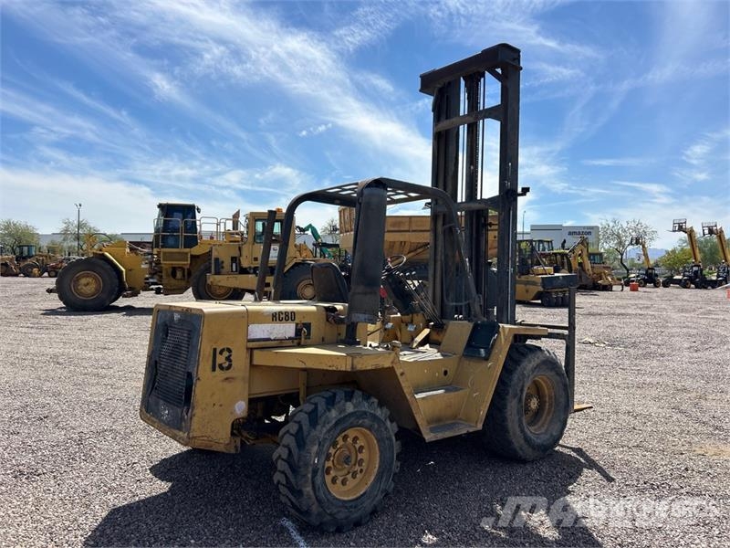 CAT R80 8000 lb 4x2 Rough Terrain Forklift Vanterenski viljuškar