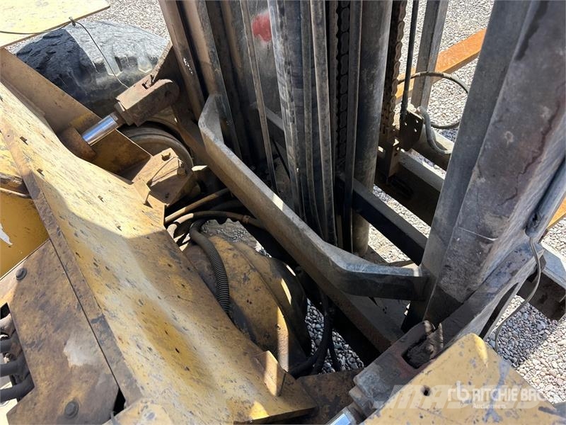 CAT R80 8000 lb 4x2 Rough Terrain Forklift Vanterenski viljuškar