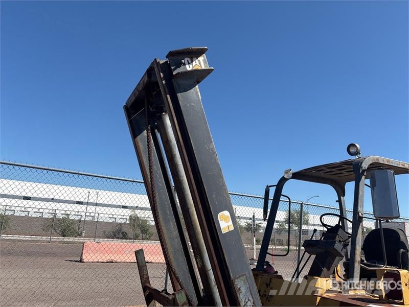 CAT RC60 6000 lb 4x2 Rough Terrain Forklift Rough terrain trucks