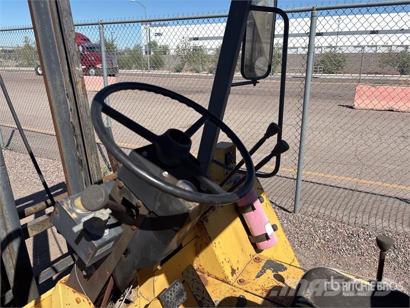 CAT RC60 6000 lb 4x2 Rough Terrain Forklift Rough terrain trucks