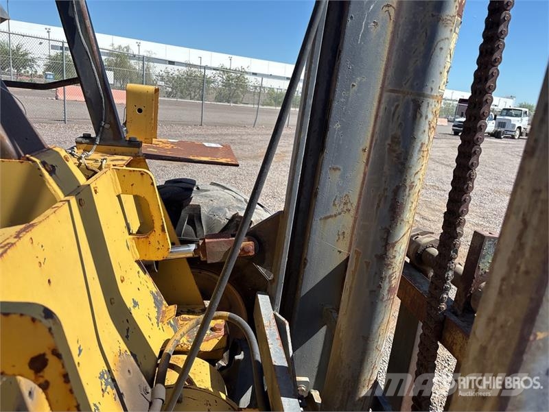 CAT RC60 6000 lb 4x2 Rough Terrain Forklift Rough terrain trucks