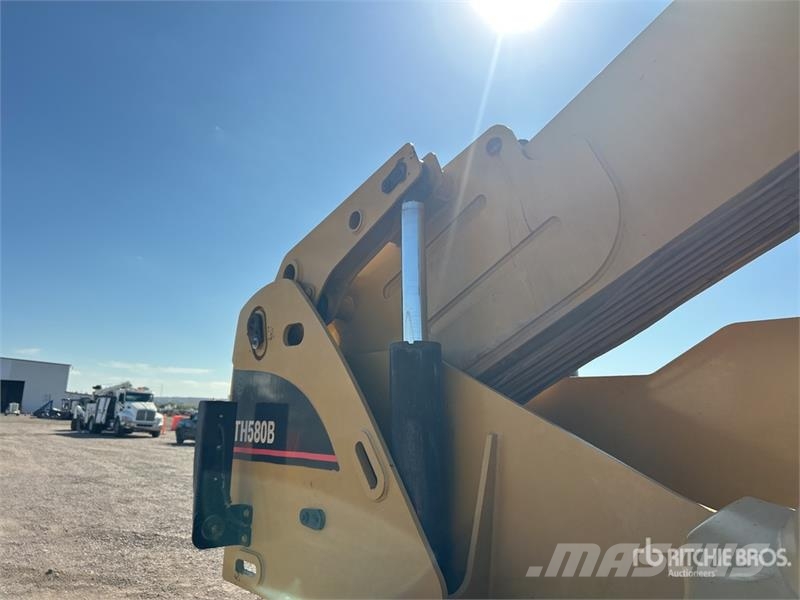 CAT TH580B Телескопические погрузчики