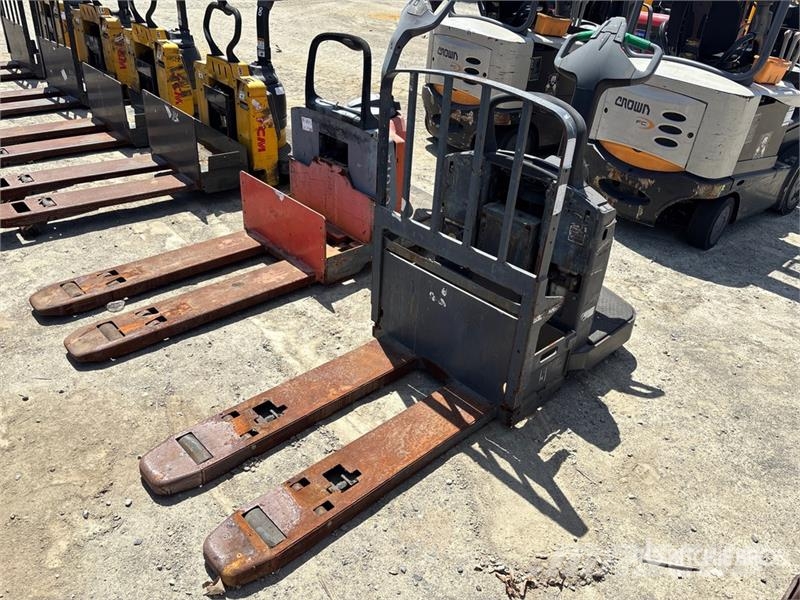 CAT WR6000 Transpaleta electica cu furca