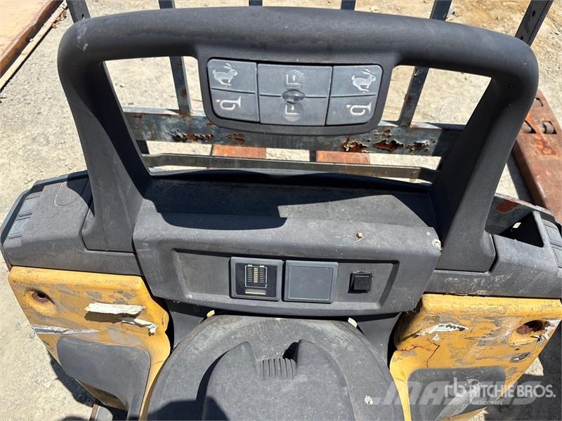 CAT WR6000 Transpaleta electica cu furca