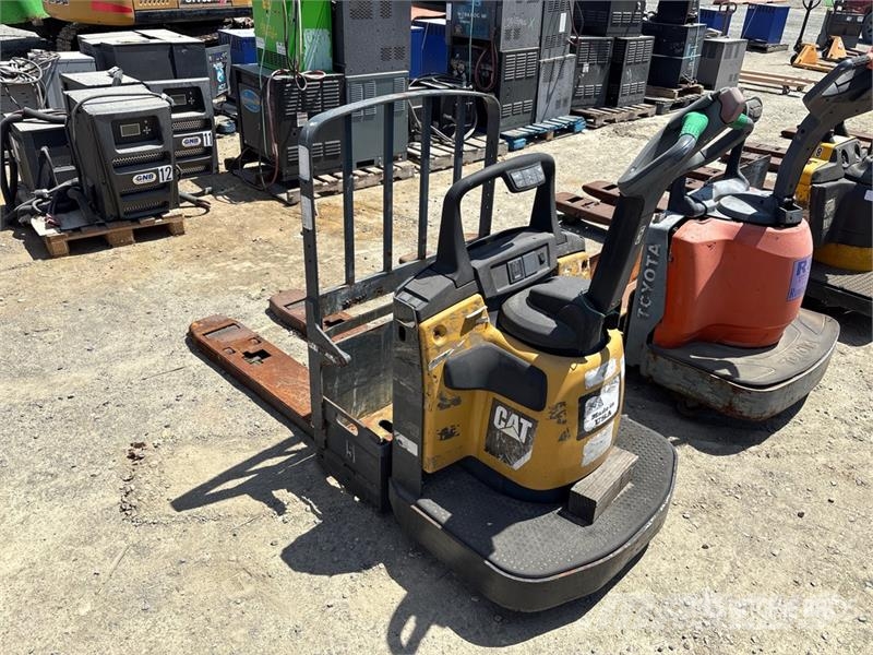 CAT WR6000 Transpaleta electica cu furca