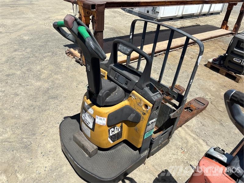 CAT WR6000 Transpaleta electica cu furca